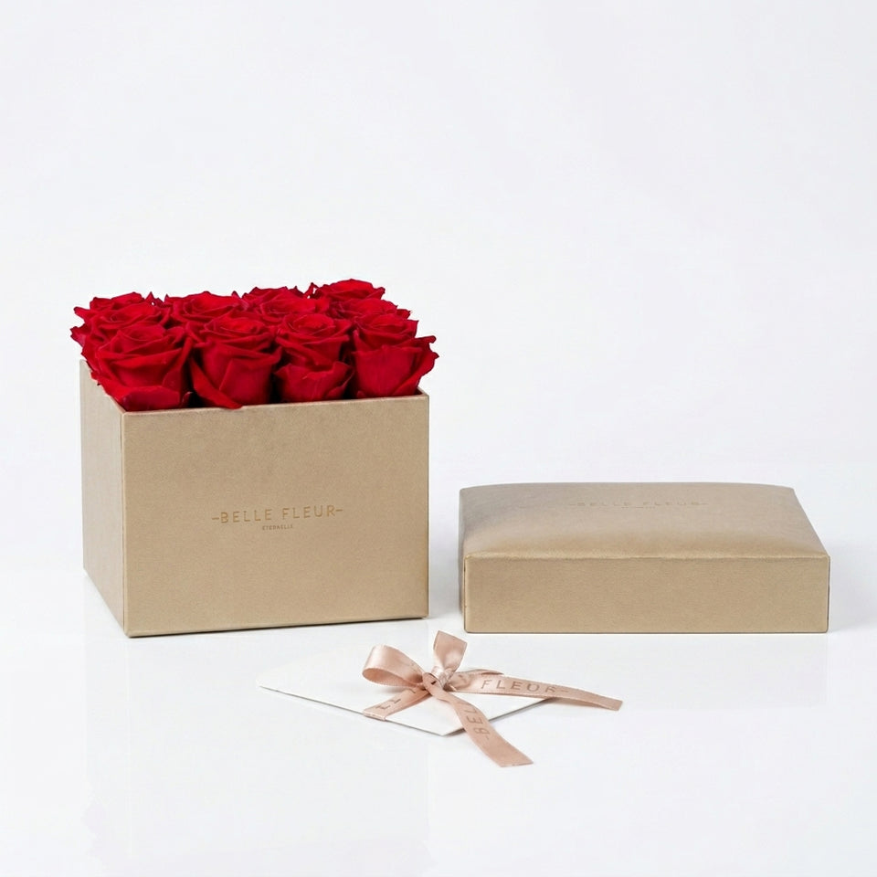 Cajas de rosas La Midi Dorada Rojo de BELLE FLEUR ECUADOR con flores rojas en una elegante presentación.