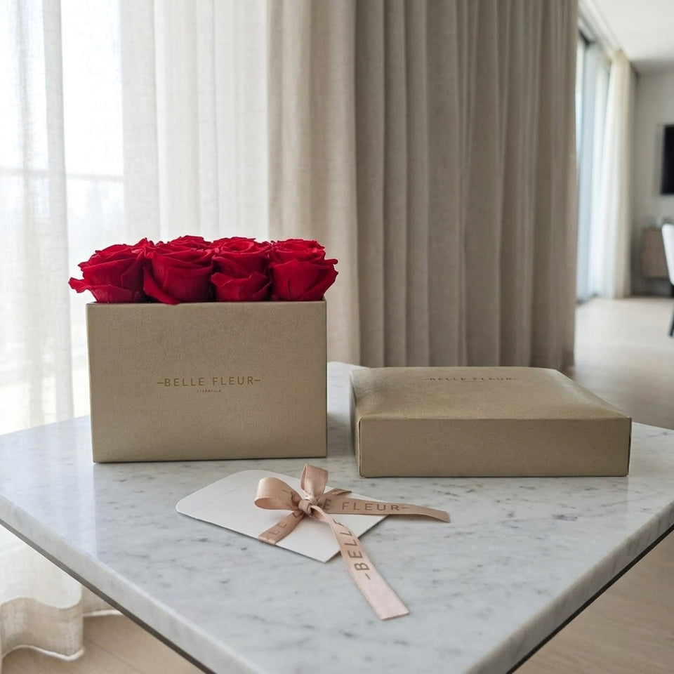 Cajas de rosas La Midi Dorada Rojo de BELLE FLEUR ECUADOR, con hermosas flores rojas en una caja elegante.