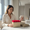 Cajas de rosas La Midi Dorada Rojo de BELLE FLEUR ECUADOR, con flores rojas en una elegante caja de rosas.