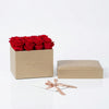 Cajas de rosas La Midi Dorada Rojo de BELLE FLEUR ECUADOR con flores rojas en una elegante presentación.