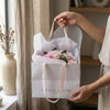 Cajas de rosas La Mini Blanca Floral Design 1 de BELLE FLEUR ECUADOR, con flores blancas y diseño floral elegante.