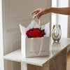 Caja de rosas La Mini Blanca Floral Design Dalias de BELLE FLEUR ECUADOR, decorada con elegantes flores blancas y dalias.